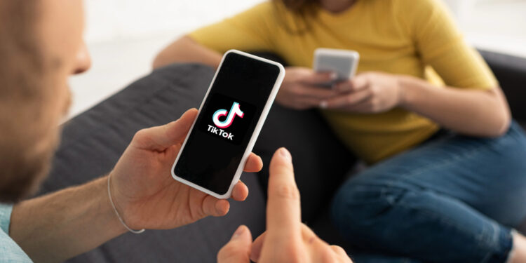 TikTok und die Auswirkungen auf Schulkinder – Chancen, Herausforderungen und die Rolle der Medienkompetenz